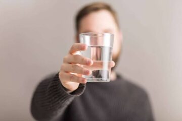 4 علامات تدل على عدم شرب كمية كافية من الماء.. تعرف عليها 