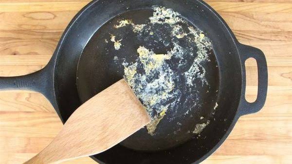 بدون خدش.. أفضل طريقة لتنظيف الطاسة التيفال من الدهون بمسحة واحدة بدون ما تتلف