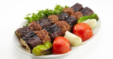 الكباب الاقتصادي.. طريقة عمل كباب الباذنجان في المنزل بتكلفة قليلة وطعم خرافي لا يقاوم