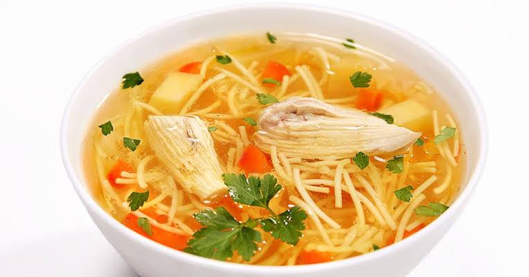 طريقه تحضير شوربه الشعريه بالدجاج مع مناسبه للأفطار في رمضان