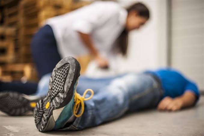 إذا ظهرت هذه العلامات أذهب للطبيب فورا.. 3 أسباب للإغماء المفاجئ وطرق علاجه 6 إذا ظهرت هذه العلامات أذهب للطبيب فورا.. 3 أسباب للإغماء المفاجئ وطرق علاجه