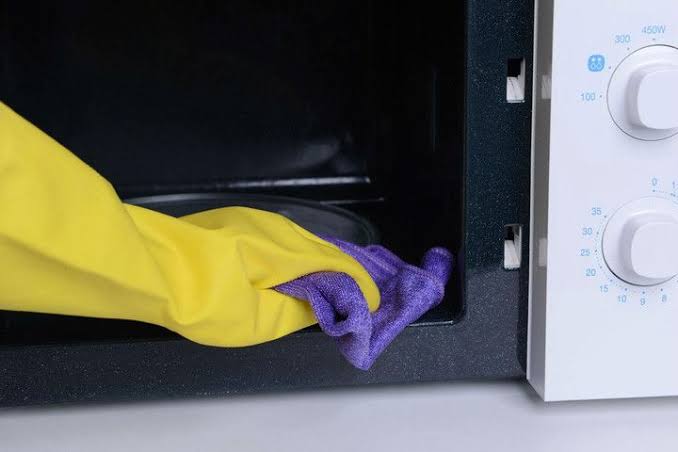 هيرجع تاني جديد.. أسهل طريقة لتنظيف الميكروويف بمكونات بسيطة هتتخلصي من الرائحة الكريهة نهائيًا 6 هيرجع تاني جديد.. أسهل طريقة لتنظيف الميكروويف بمكونات بسيطة هتتخلصي من الرائحة الكريهة نهائيًا