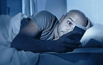 خاف على نفسك…لن تصدق ما الذي يحدث لجسمك عند النوم جوار الموبايل!