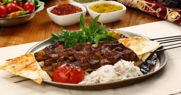 طعمها يجنن… طريقة عمل الكبدة المشوية بتتبيلة رائعة