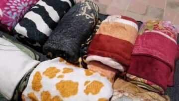 لو شايله هم غسيلها.. طريقة سهلة لغسل البطاطين في البيت من غير بهدلة كتير