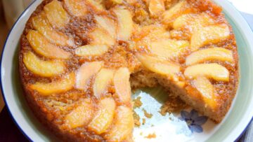بطريقه بسيطة اعملي كيكه التفاح الهشة بطعم مميز ومختلف لأولادك في المنزل