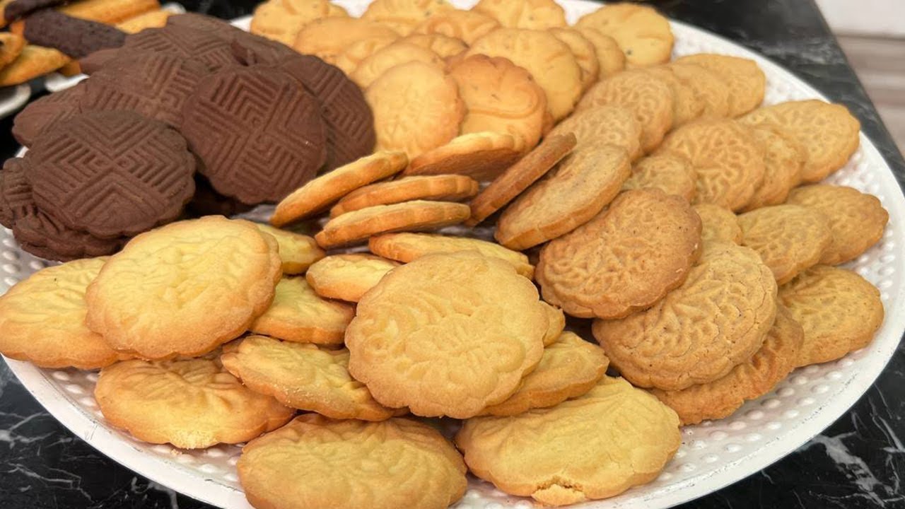 ب 2 بيضة هتعملي كمية كبيرة من بسكويت الشاي بالفانيليا والشوكولاتة بيدوب دوب في الفم 5 ب 2 بيضة هتعملي كمية كبيرة من بسكويت الشاي بالفانيليا والشوكولاتة بيدوب دوب في الفم