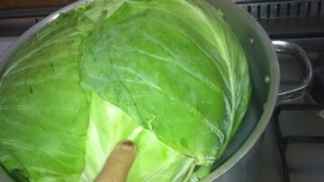 إنسي الحلل والغطيان.. ارمي الكرنب في البرطمان اتحداكي هتدمنيه وهتعمليه علطول من حلاوته