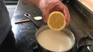 يابخت الى هيجربها.. حطى الليمون على الحليب مش هتصدقى النتيجة المبهرة كنز كنا غفلانين عنة جربى بنفسك وهتدعيلى