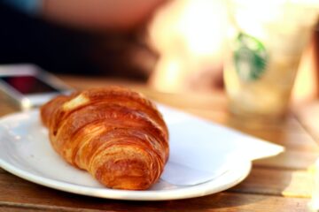 سيبك من المحلات واعملي الكرواسون في البيت لأسرتك بخطوات سهلة وبسيطة
