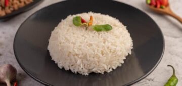 وداعاً للتعقيد لكل ست بيت جديدة في المطبخ! إليكِ أسهل وأسرع طريقة لعمل الأرز الأبيض بنكهة لا تُقاوم!