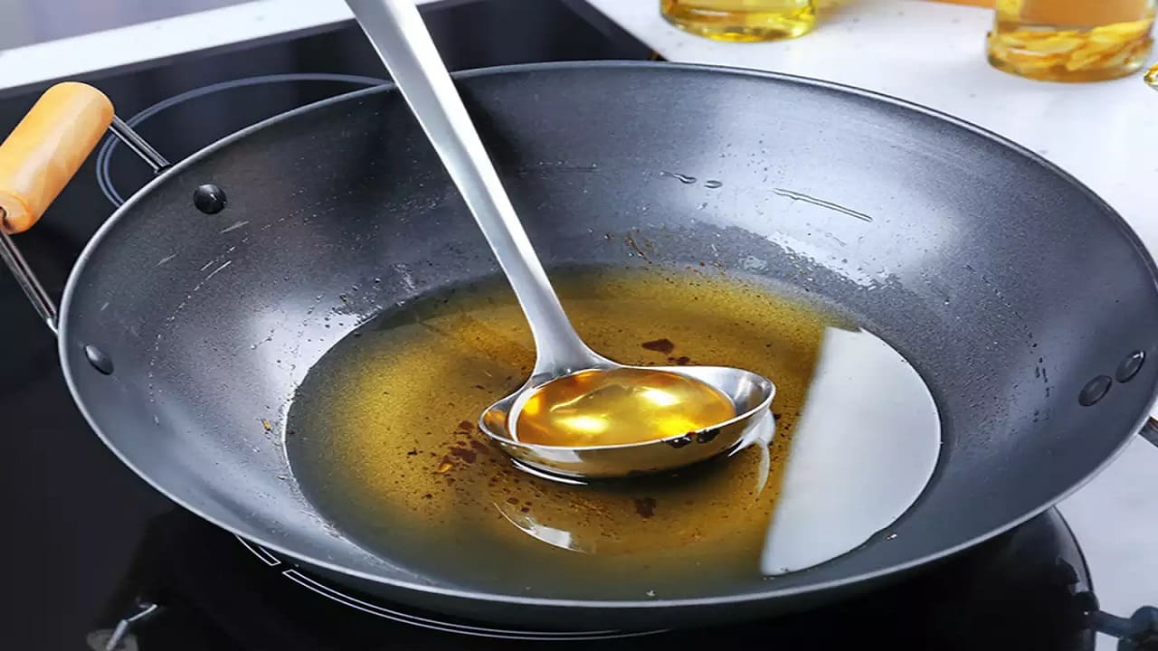 اوعي ترمي الزيت المستعمل المحروق ياست الكل له استخدمات عديدة ومتنوعة كنز في بيتك اوعي تفرطي فيه 5 اوعي ترمي الزيت المستعمل المحروق ياست الكل له استخدمات عديدة ومتنوعة كنز في بيتك اوعي تفرطي فيه