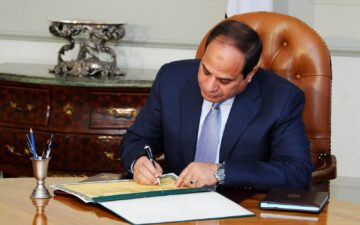 قرارات تاريخية.. الرئيس يصدر حزمة استثنائية من الزيادات في الأجور والمعاشات