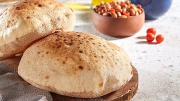 طريقة عمل العيش البلدي في البيت بمقادير غير مكلفة وبطعم طري زي المخابز