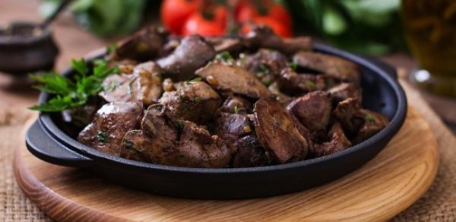 رحلة عبر الزمن من مطبخ الخليج العربي: أسرار الكبدة المقلية بالطريقة السعودية 5 رحلة عبر الزمن من مطبخ الخليج العربي: أسرار الكبدة المقلية بالطريقة السعودية