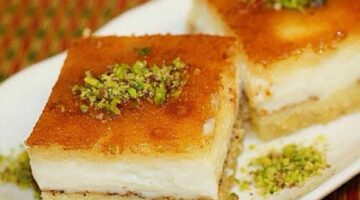 بسبوسة محشية قشطة مرملة بالعسل