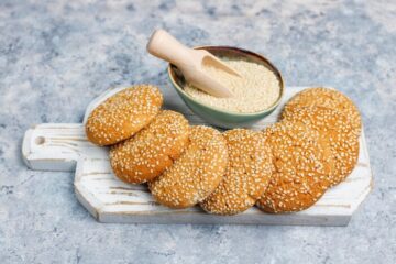 بنصف كوب زيت هتعملي بسكويت السمسم المقرمش بمكونات بسيطة من البيت بطعم رهيب لا يقاوم