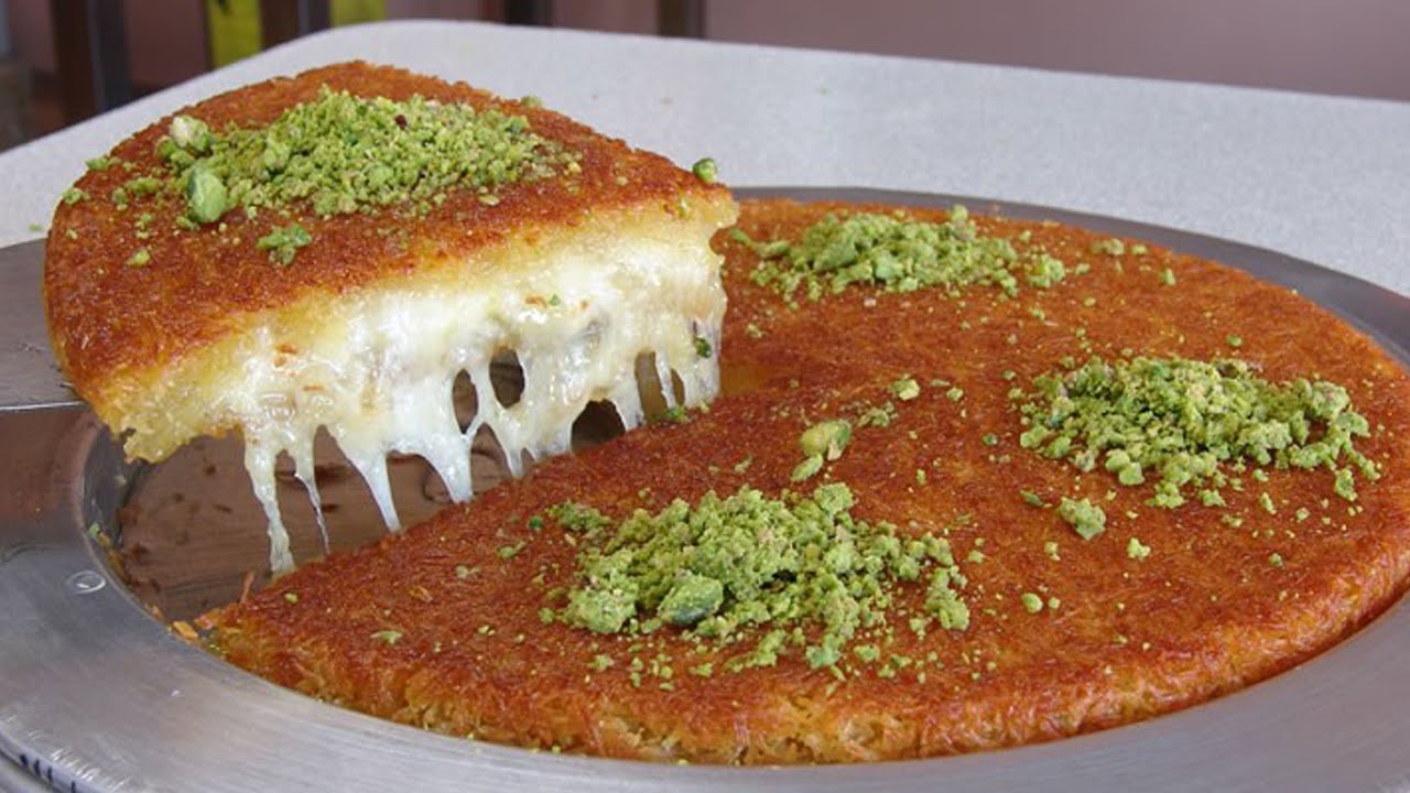 رحلة عبر النكهات العربية! اكتشفي وصفة بسيطة وسهلة لطريقة الكنافة النابلسية!