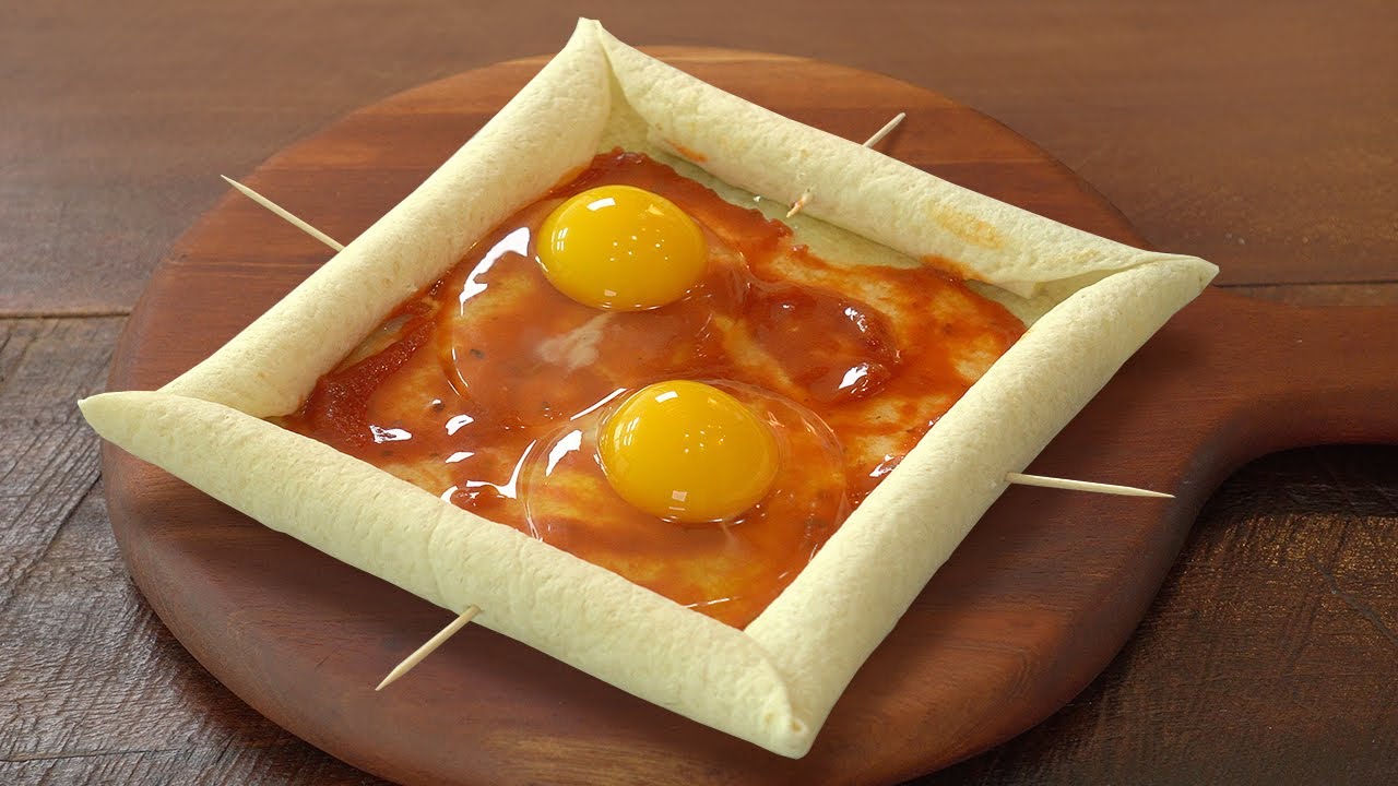 لجوع نص الليل.. طريقة عمل بيتزا العيش والبيض سهلة وسريعة بدون عجن أو مجهود