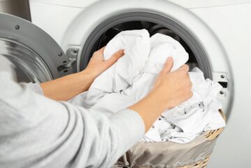 غسيلك الأبيض هيبرق.. أسرار تنظيف الغسيل الأبيض من الاصفرار والبقع الصعبة