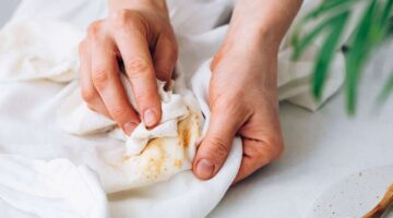 حلول منزلية لإزالة البقع عن الملابس 1647368086250 1