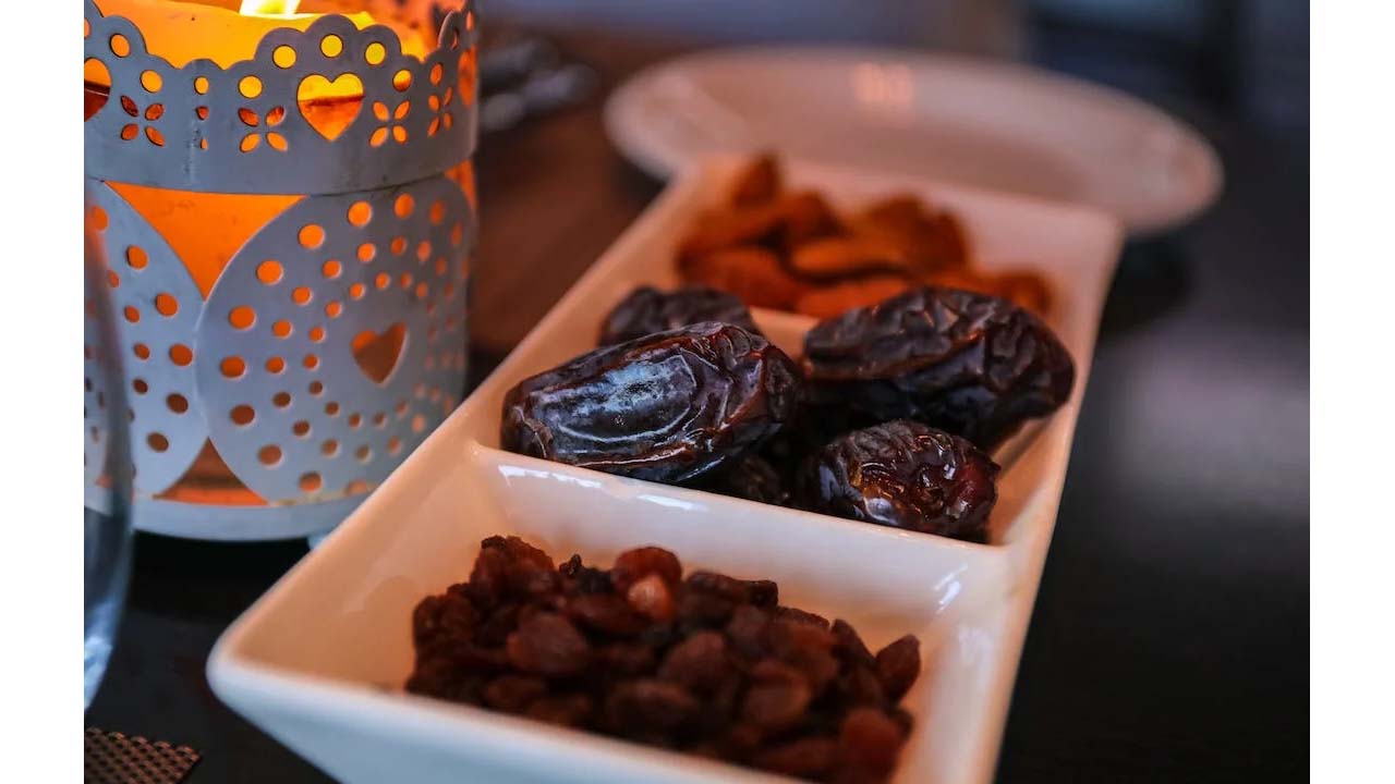 أجمل رسائل تهنئة للأهل والأصدقاء بشهر رمضان الكريم 1445 5 أجمل رسائل تهنئة للأهل والأصدقاء بشهر رمضان الكريم 1445