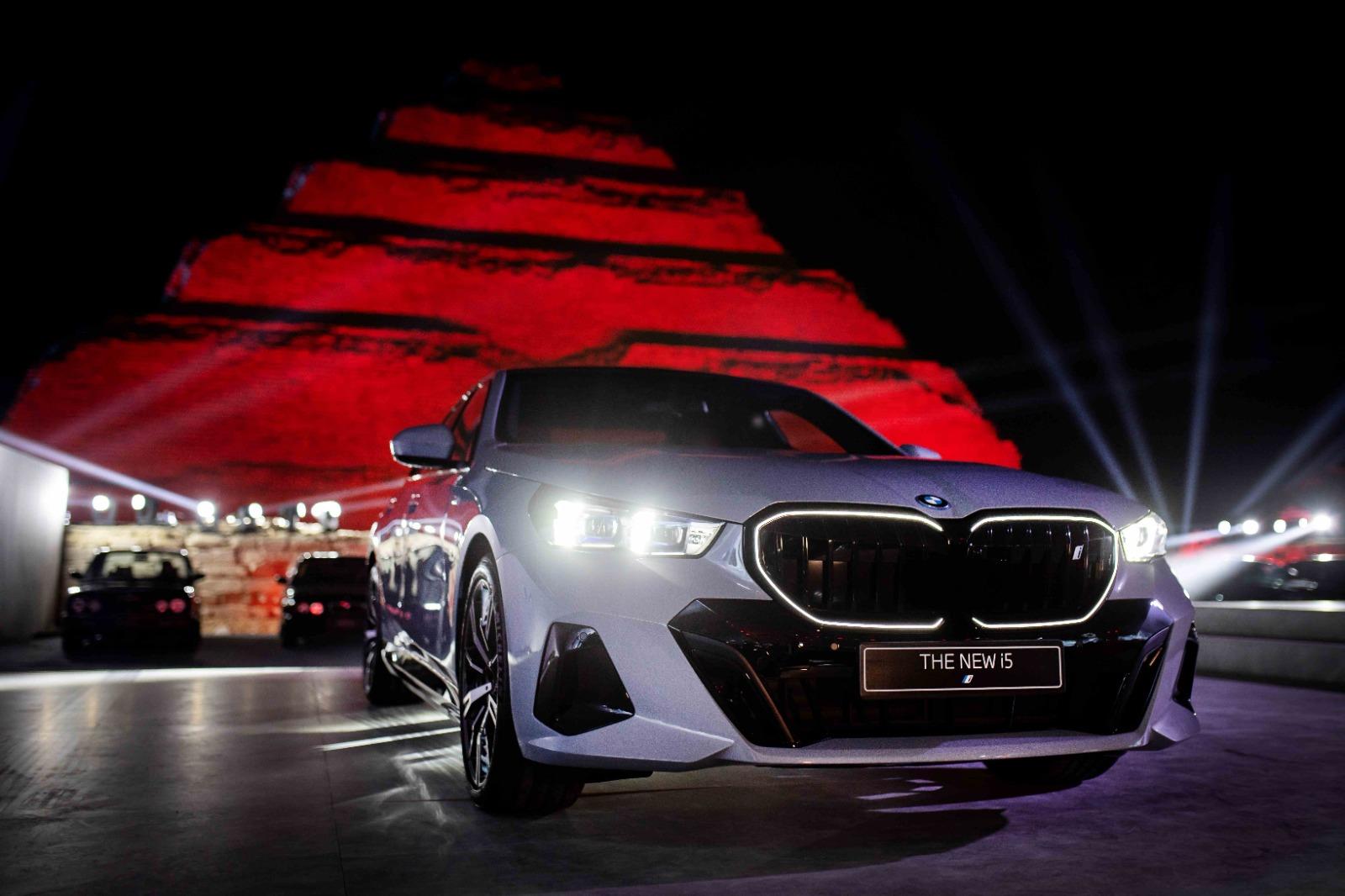 السيارة الجبارة… إطلاق BMW الفئة الخامسة الجديدة في مصر تحت سفح جبل زوسر بسقارة