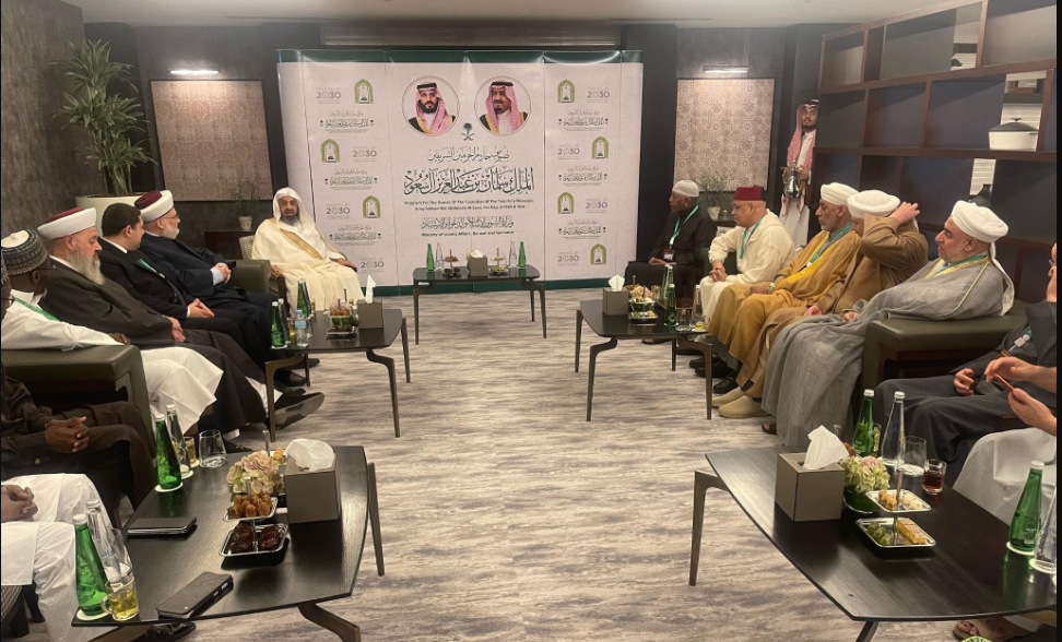 لقاء مهم في مكة المكرمة.. وكيل "الشؤون الإسلامية" يستقبل الدفعة الثالثة من ضيوف خادم الحرمين الشريفين 5 لقاء مهم في مكة المكرمة.. وكيل “الشؤون الإسلامية” يستقبل الدفعة الثالثة من ضيوف خادم الحرمين الشريفين