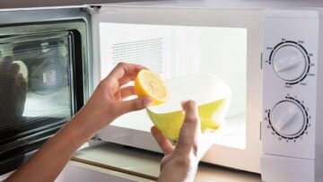 اعيديه جديد مرة أخرى.. طريقة تنظيف الميكروويف وتعقيمه بسهوله وحافظي على عمره الافتراضي