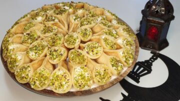 عجينة قطايف محشوه بالقشطة كمية كبيرة تكفي العيلة