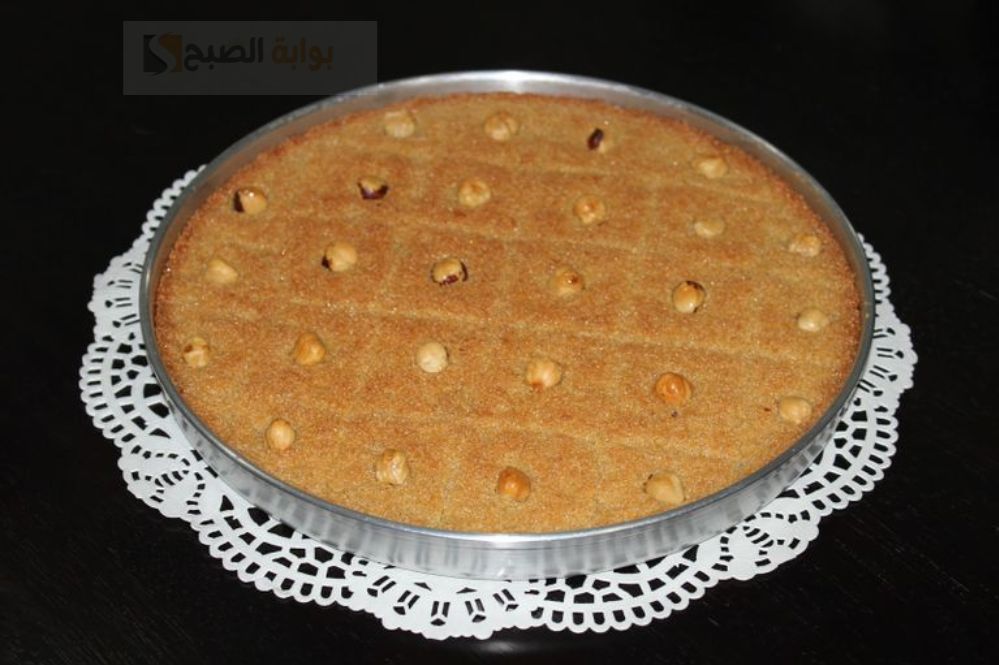 طريقة عمل البسبوسة العادية بالزبادي في البيت خطوة بخطوة