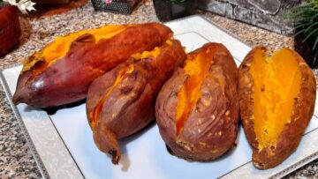 طريقة عمل البطاطا المشوية في البيت أحلى من بتاعة العربيات من غير ولا نقطة ميه ولا سلق