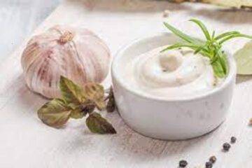 أسرار اكلات الشام.. طريقة عمل الثومية السورية المميزة زي بتاعة محلات الشاورما واحسن في البيت
