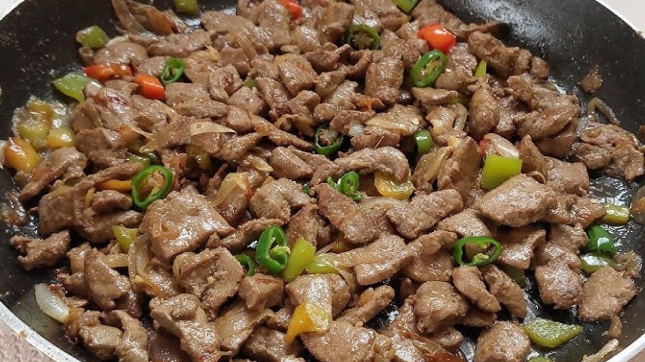 طريقة عمل الكبدة الاسكندراني على طريقة المطاعم بالخضار بريحة هتجبهم من آخر الشارع 5 طريقة عمل الكبدة الاسكندراني على طريقة المطاعم بالخضار بريحة هتجبهم من آخر الشارع