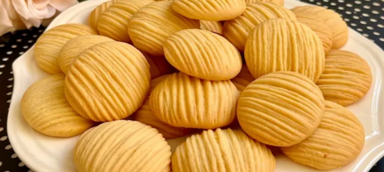 هدية مميزة من صنع يديكي.. بسكوت الزبدة الناعم بقوام هش ومميز بخطوات سريعة وسهلة والطعم رهييب 5 هدية مميزة من صنع يديكي.. بسكوت الزبدة الناعم بقوام هش ومميز بخطوات سريعة وسهلة والطعم رهييب