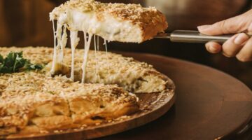 طريقة عمل فطيرة الطاسة بالجبن السايحة