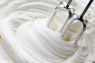 طريقة عمل كريمة الخفق من الحليب في البيت بطريقه سهلة