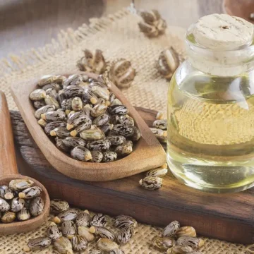 وداعاً للطرق التقليدية! اكتشفي فوائد مذهلة لزيت الخروع لم تسمعي عنها من قبل!
