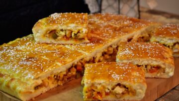 وجبة سريعة وشهية للغدا .. طريقة عمل فطيرة الدجاج بالفرن بطعم مميز ورائع