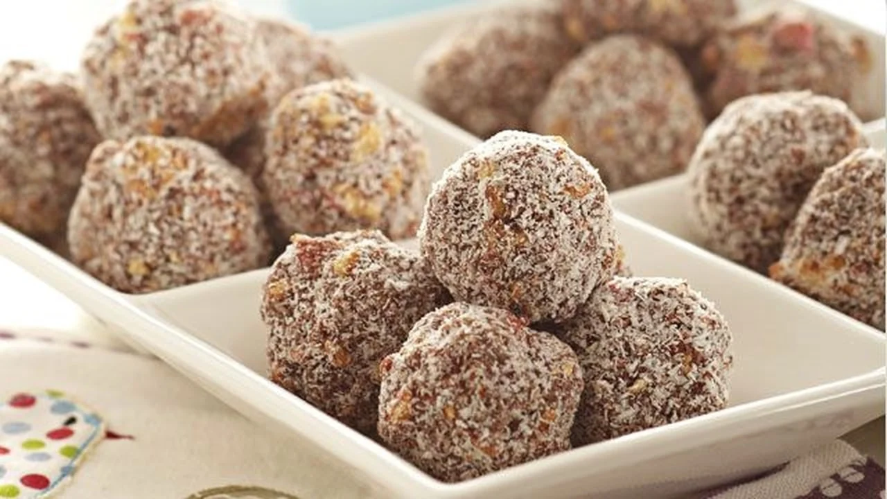 أهلا رمضان.. طريقة عمل حلى كرات التمر بالشيكولاتة لذيذة بدون فرن ومليئة بالطاقة 2 أهلا رمضان.. طريقة عمل حلى كرات التمر بالشيكولاتة لذيذة بدون فرن ومليئة بالطاقة