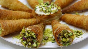تميزي في شهر رمضان بأحلى الحلويات.. الكنافة القراطيس بحشو الكريمة والمكسرات بطعم رائع وشكل شهي ومميز