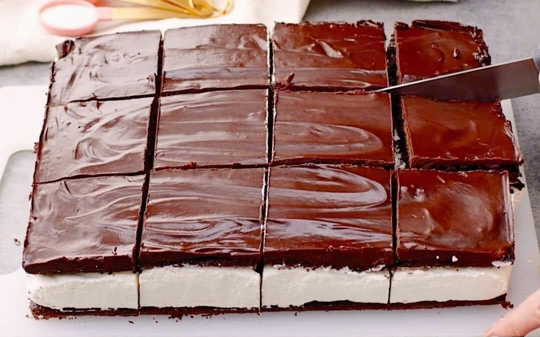 كيك شوكولاته الطبقات الثلاثة تحلية سريعة بدون مجهود لا تقاوم 5 كيك شوكولاته الطبقات الثلاثة تحلية سريعة بدون مجهود لا تقاوم