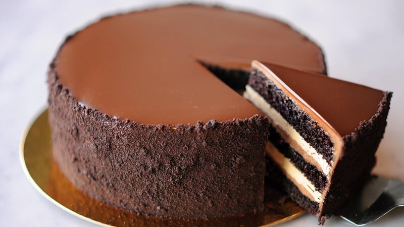 بالكريمة والصوص الغني كيكة الشوكولاتة الشهية ألذ الحلويات السهلة لعملها بالمنزل 5 بالكريمة والصوص الغني كيكة الشوكولاتة الشهية ألذ الحلويات السهلة لعملها بالمنزل