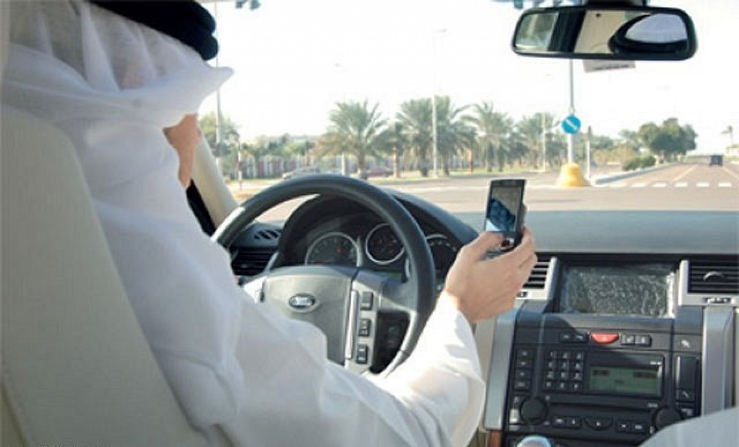 "المرور".. 5 أخطار تترتب على استخدام الهاتف المحمول أثناء قيادة السيارات 2 “المرور”.. 5 أخطار تترتب على استخدام الهاتف المحمول أثناء قيادة السيارات