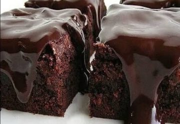 بأقل مكونات كيك شوكولاته بكوب الماء الساخن من غير بيض