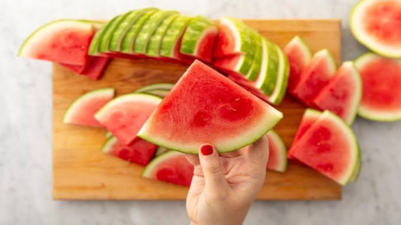 ولو برخص التراب.. علامات إذا وجدتها في البطيخ تخلص منه فوراً وهذه أبرز 4 نصائح لتخزينه 5 ولو برخص التراب.. علامات إذا وجدتها في البطيخ تخلص منه فوراً وهذه أبرز 4 نصائح لتخزينه