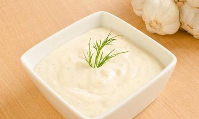 طريقة عمل الثومية بالنشا والزبادي: سر النكهة الشامية الأصيلة في مطبخك! 5 طريقة عمل الثومية بالنشا والزبادي: سر النكهة الشامية الأصيلة في مطبخك!