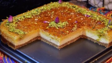 خطوة بخطوة .. طريقة عمل البسبوسة بالقشطة وجوز الهند بقوام طري وشهي
