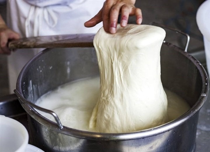 بدل ما تشتريها غالية...طريقة عمل الجبنة الموتزريلا في البيت وحطيها على كل أكلاتك 5 بدل ما تشتريها غالية…طريقة عمل الجبنة الموتزريلا في البيت وحطيها على كل أكلاتك