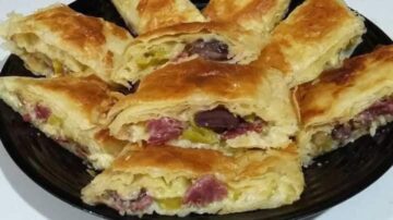 طريقة عمل صينية الجلاش بحشوة البيتزا والجبنة الموتزاريلا